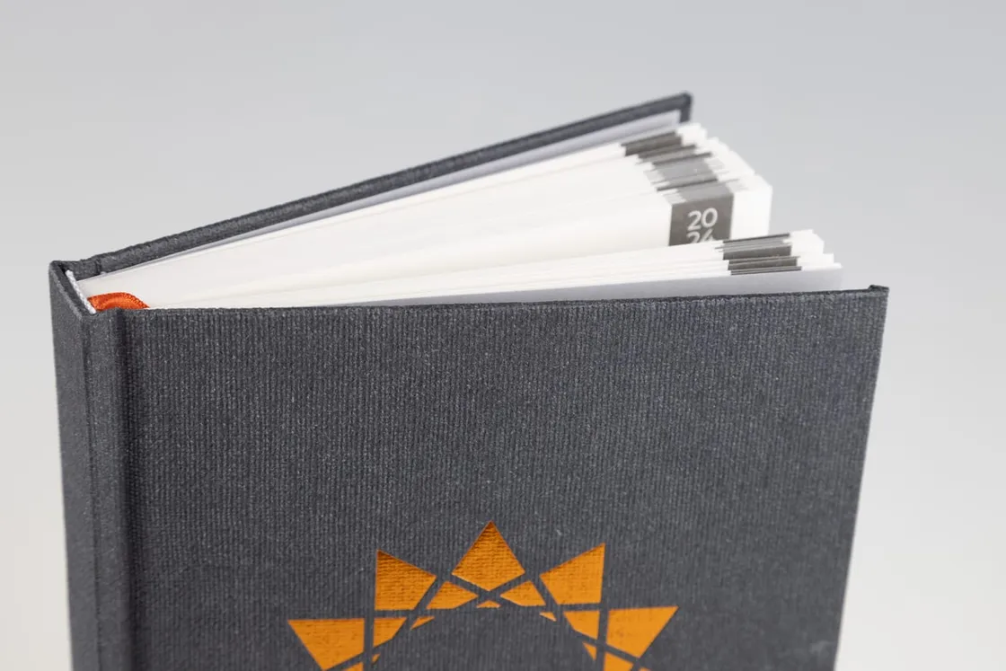 Coin supérieur d'un livre avec tranchefile et signet textile