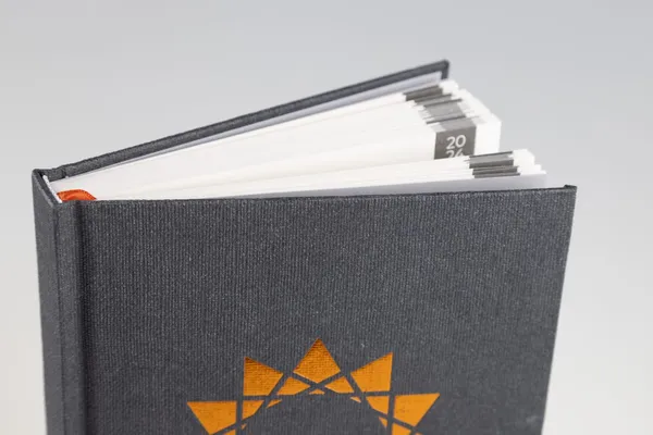 Signet textile et tranchefile au coin du livre