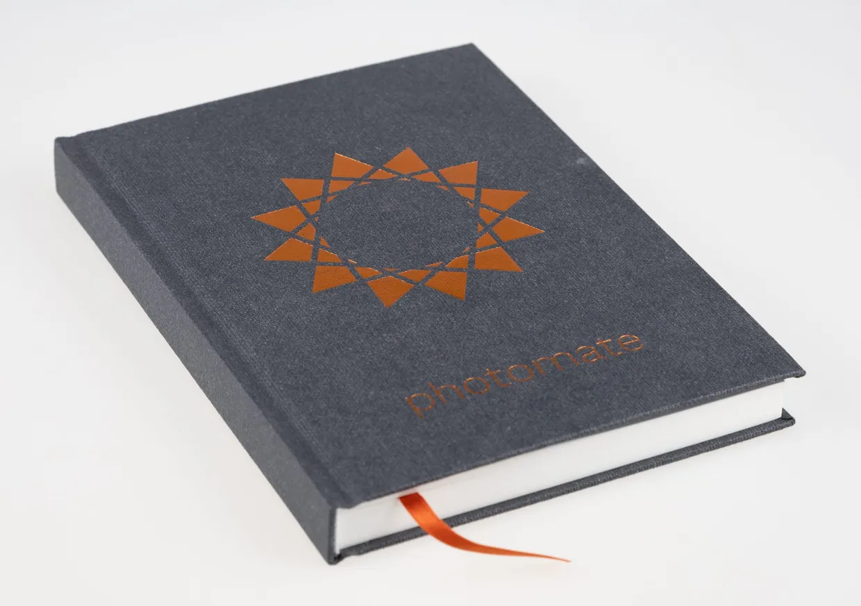 Livre à couverture rigide en toile avec dorure à chaud et signet